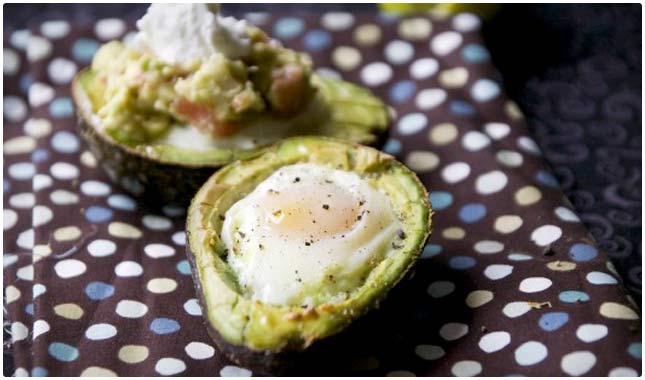 baked eggs in avocado