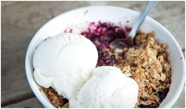 berry oat crumble