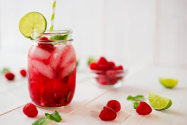 Non-alcoholic raspberry mojito