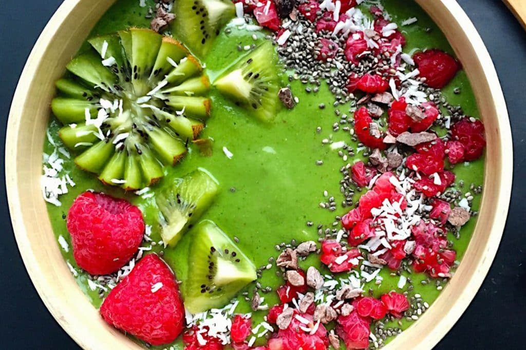 Kale and kiwi smoothie bowl