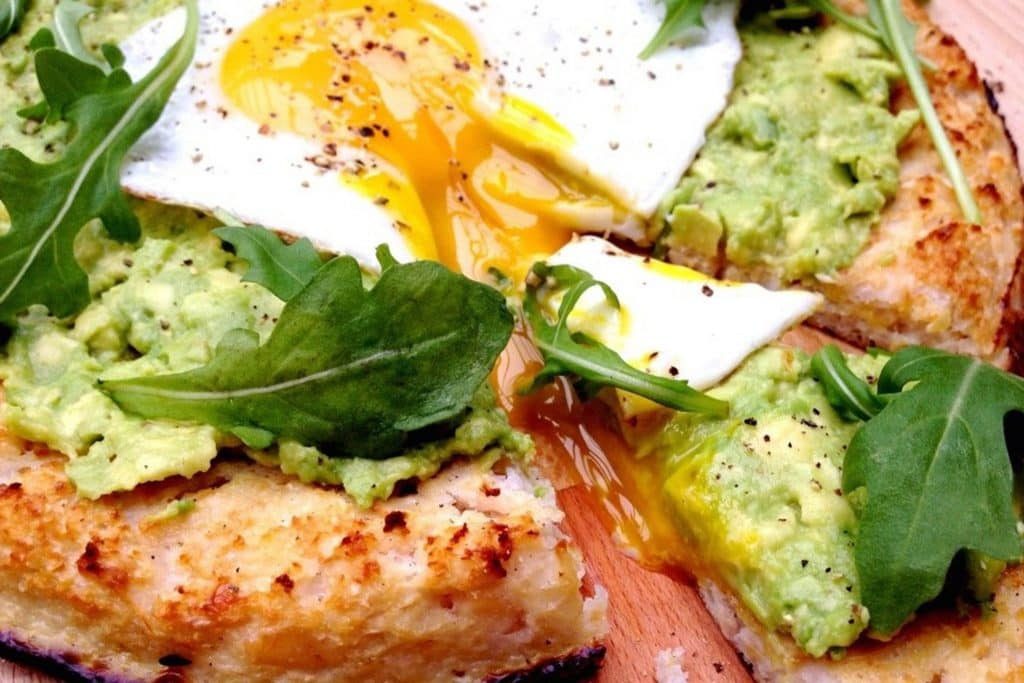 Cauliflower, avocado and egg pizza