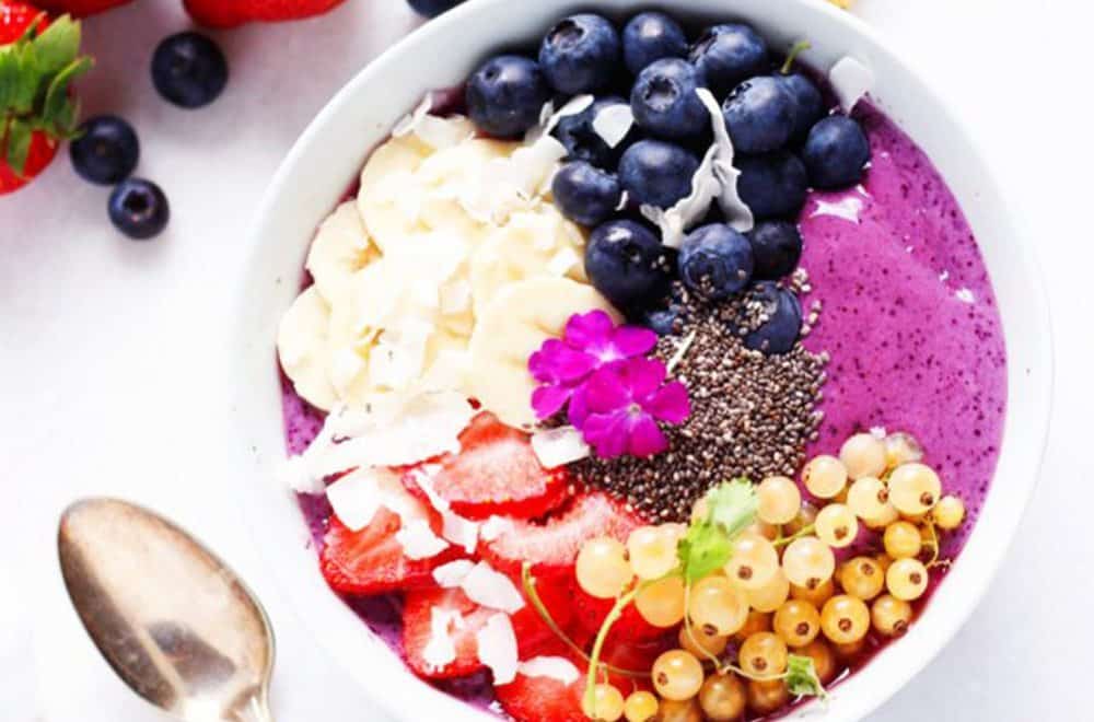 Blueberry yogurt smoothie bowl